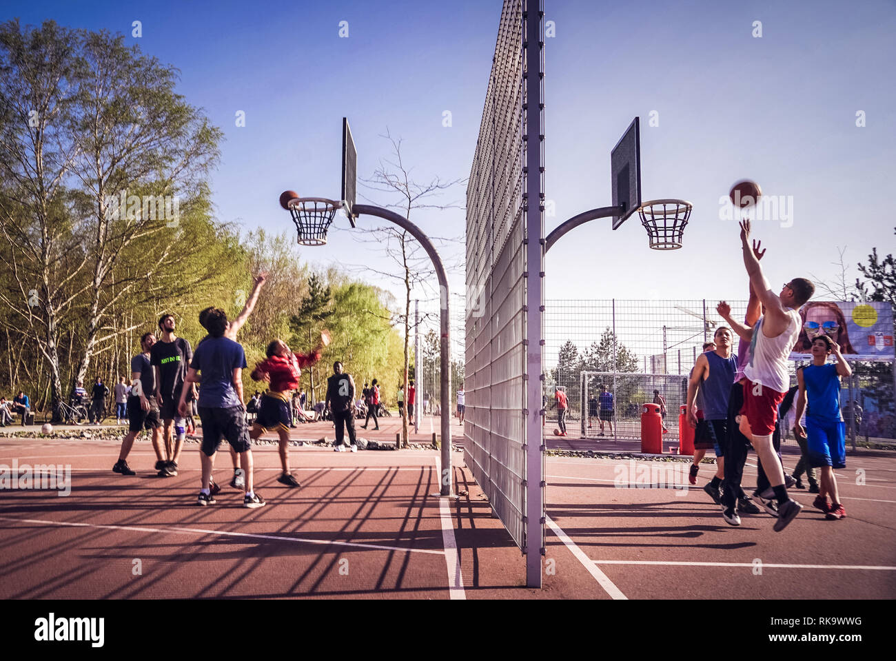 Basketballplätze im Gleisdreieck-Park, Berlin, Deutschland, lebendiger öffentlicher Raum für Sport, Freizeit und urbane Gemeinschaft Stockfoto