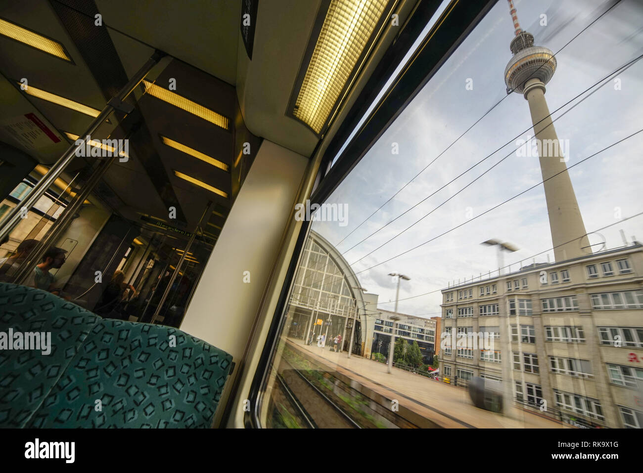 S-Bahn Berlin Alex Fernsehturm Stockfoto