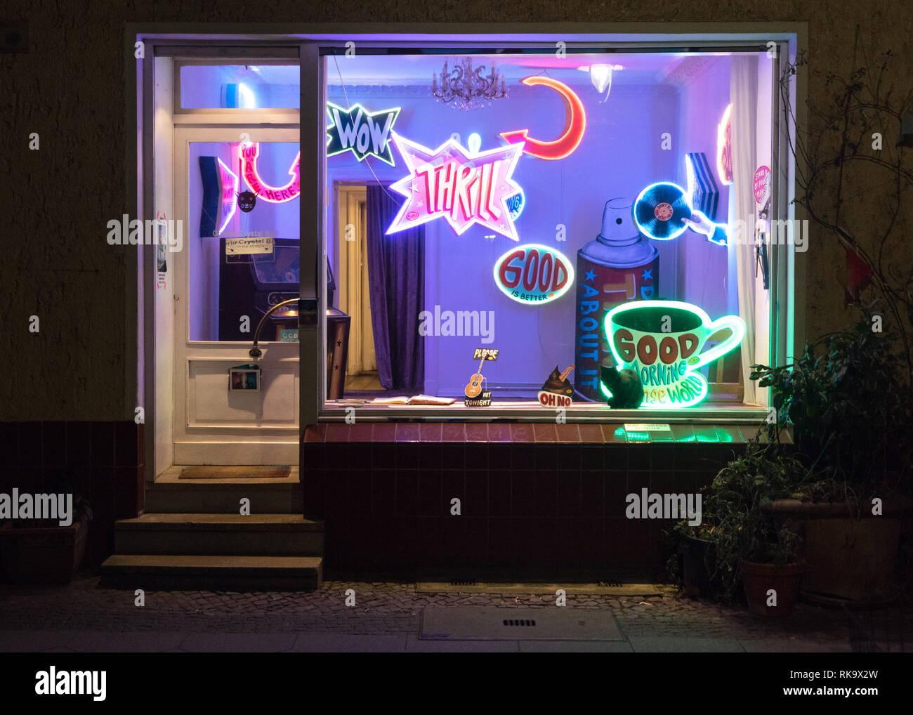 Zeitgenössische Kunstgalerie, Kreuzberg, Berlin, Deutschland, Neon-Installation, die ein Schaufenster in lebendige urbane Kunst verwandelt Stockfoto
