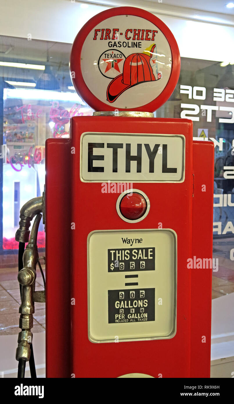 Fire Chief Gasoline Texaco rot Wayne Benzin pumpe in Gallonen, in einem Cafe, Warrington, Cheshire, England, UK, WA 1. Stockfoto