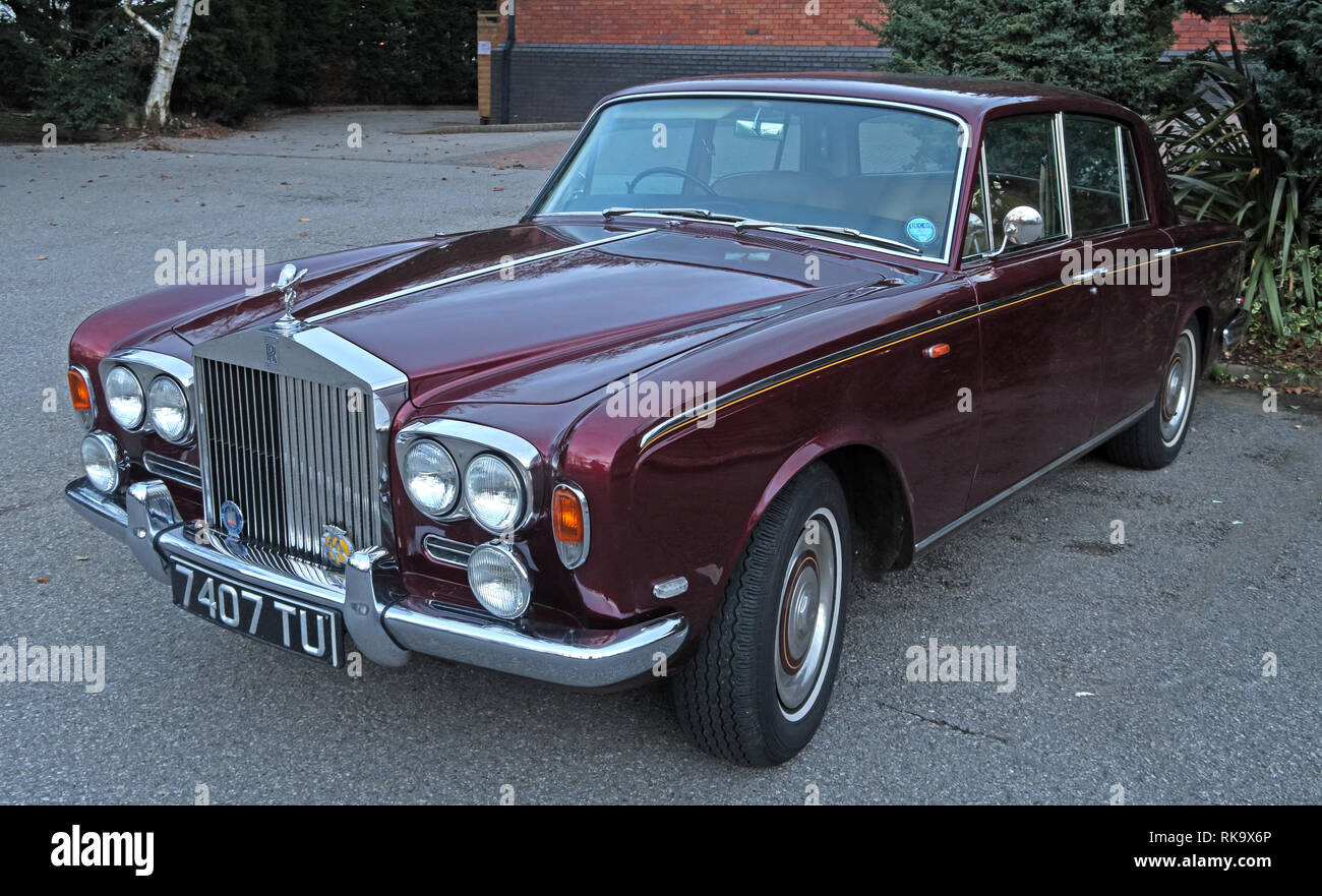 Maroon 1969 Rolls Royce Silver Shadow 7407 TU Oldtimer geparkt in Stretton, Warrington, Kichhire, Nordwestengland, Großbritannien Stockfoto