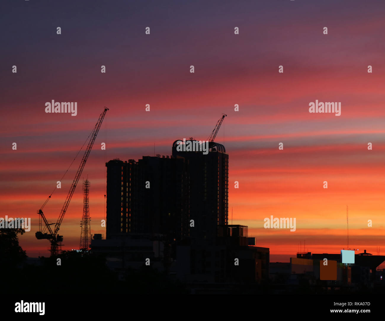 Silhouette der Bau von Gebäuden gegen die wunderbaren bunten Sonnenuntergang Himmel Stockfoto