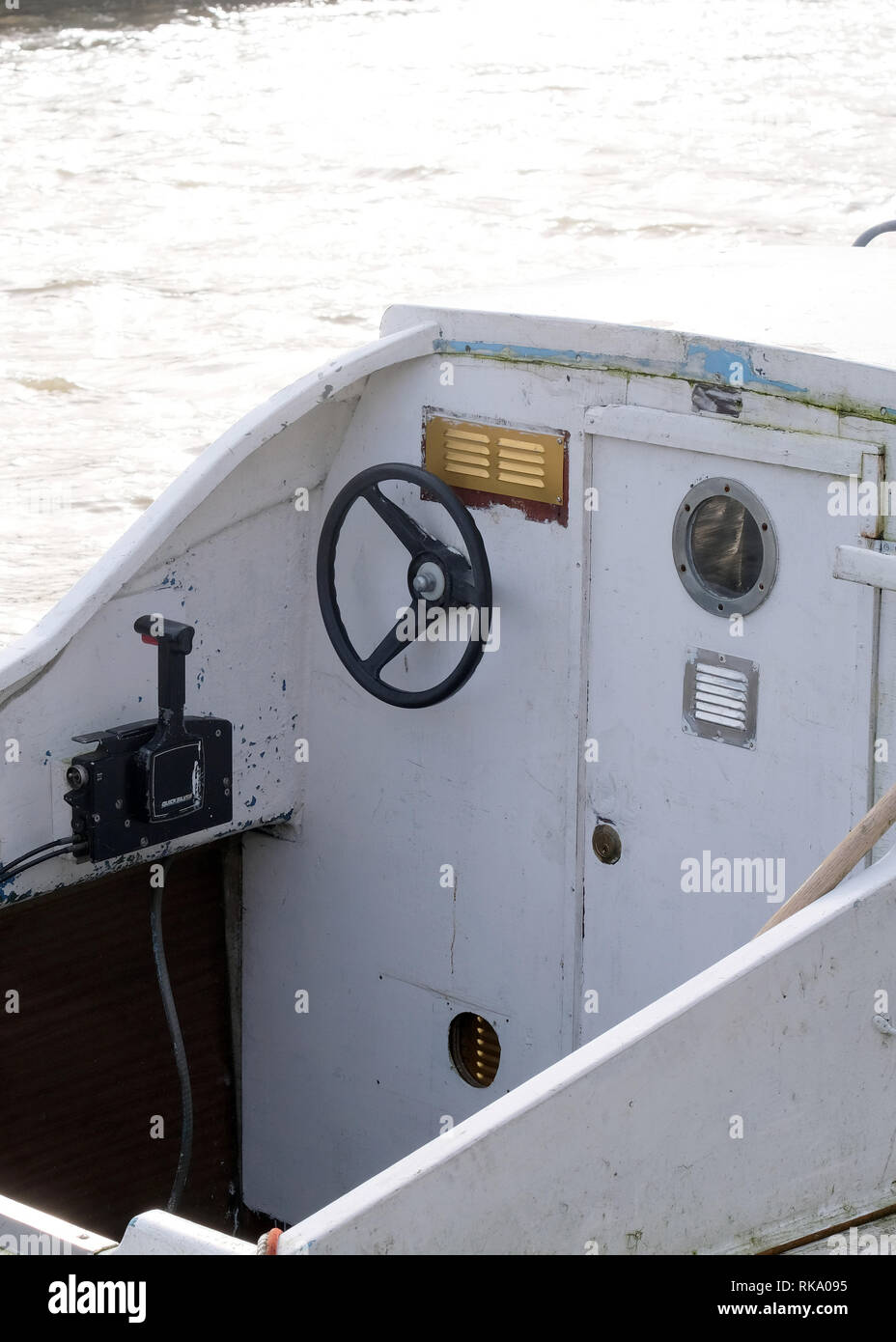 Februar 2019 - Die Kontrolle über eine kleine Einführung über die Gloucester und Schärfe Kanal, in der Nähe von slimbridge. Stockfoto