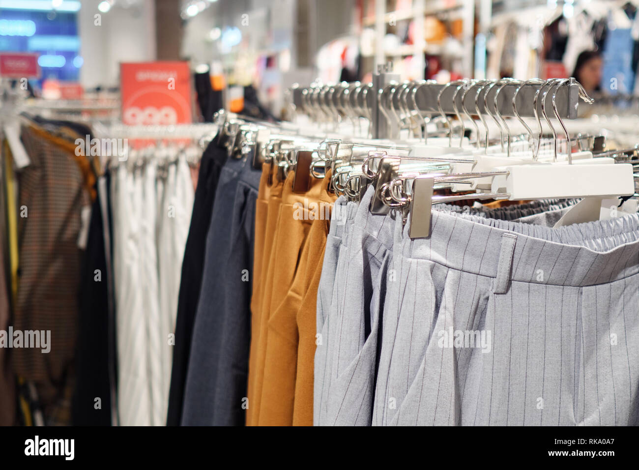 Rack mit modernen Hosen im Shop Stockfoto