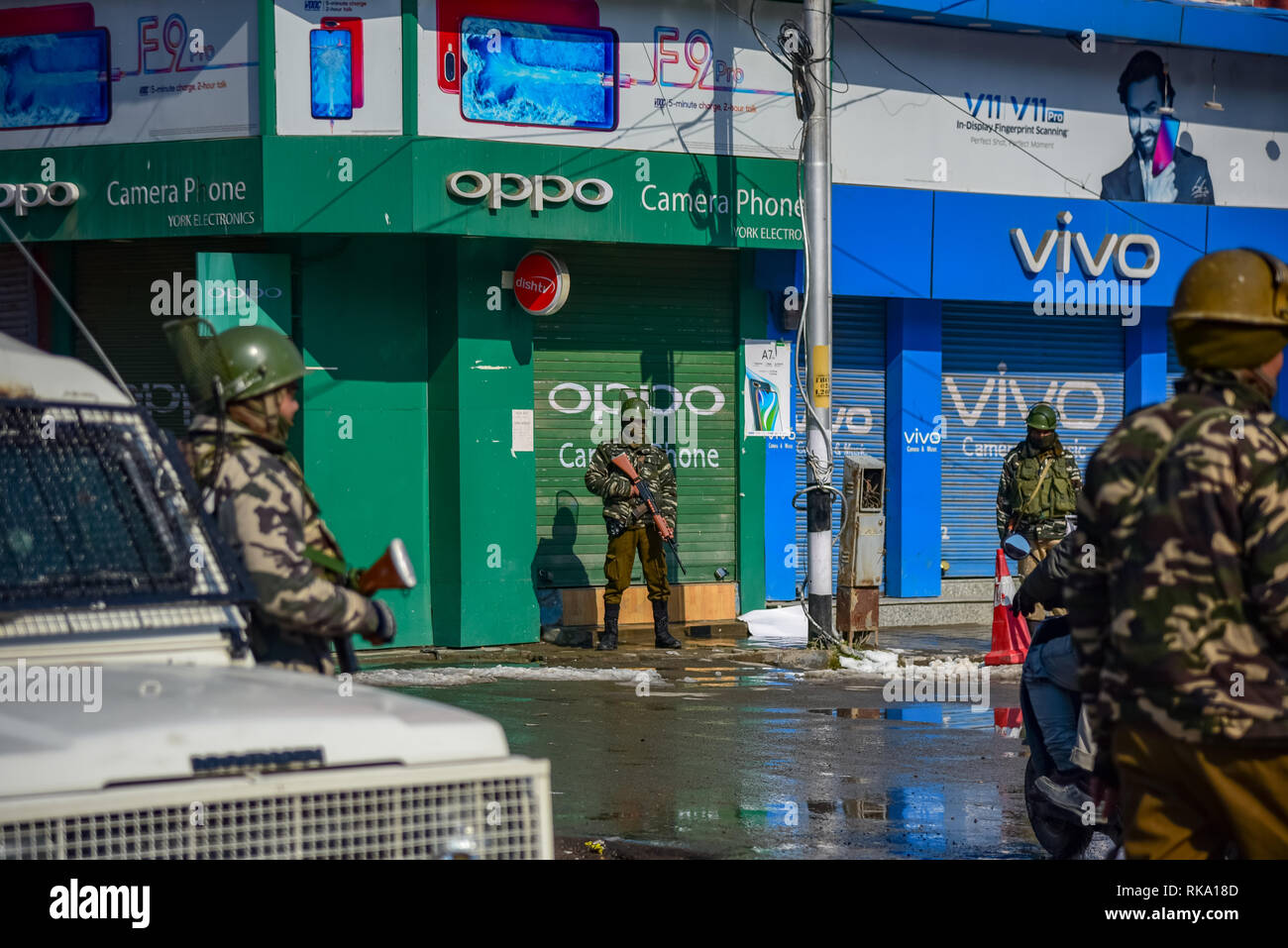 Srinagar, Indien. 9. Feb 2019. Indische paramilitärische Kräfte gesehen guarding Stadtzentrum Lal Chowk während Beschränkungen in Srinagar. Beschränkung auf die Bewegung der Fahrzeuge wurden schützend in Teilen von Srinagar als separatistische Gruppen für das Schlagen auf den Jahrestag der Hinrichtung von afzal Guru, ein aus Kaschmir, die verurteilt wurde und das Todesurteil für seine Rolle in dem 2001 Angriff auf indische Parlament nannte auferlegt. Credit: SOPA Images Limited/Alamy leben Nachrichten Stockfoto