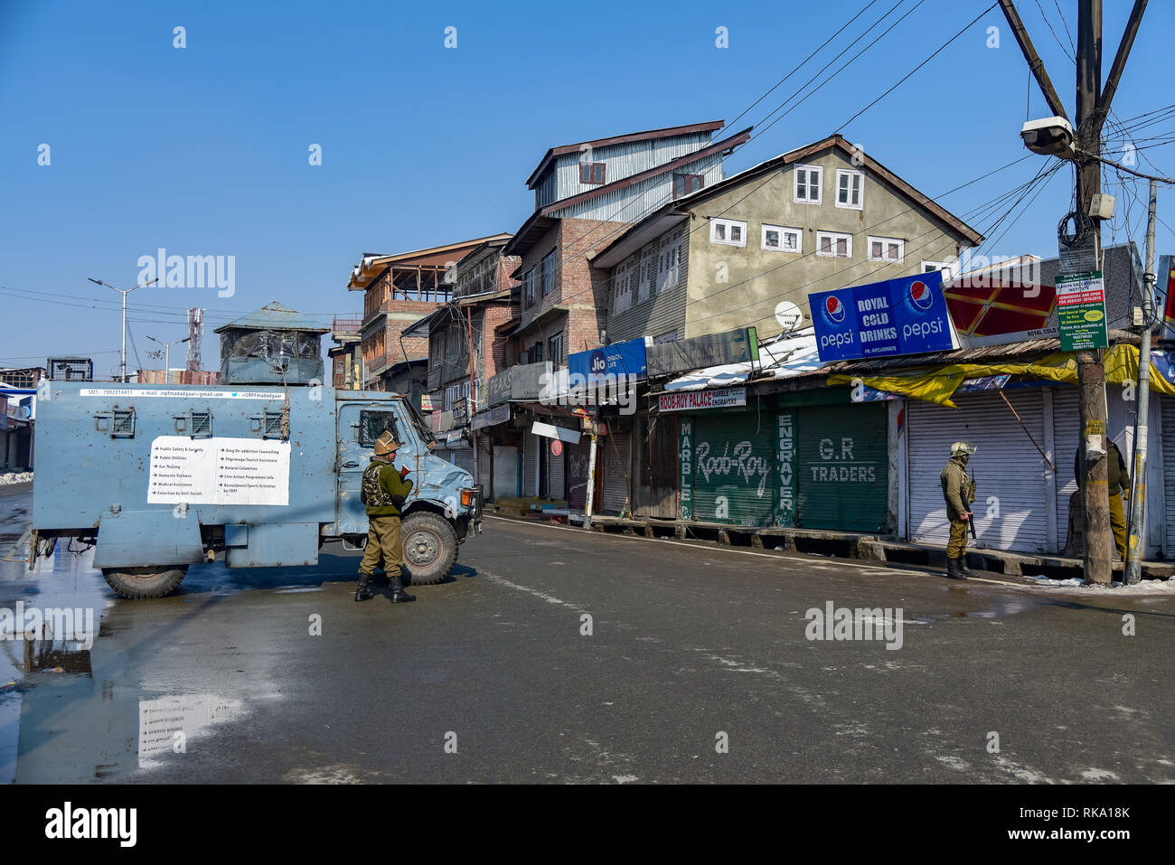 Srinagar, Indien. 9. Feb 2019. Indische paramilitärische Kräfte gesehen, eine Straße in der Innenstadt während der Beschränkungen in Srinagar. Beschränkung auf die Bewegung der Fahrzeuge wurden schützend in Teilen von Srinagar als separatistische Gruppen für das Schlagen auf den Jahrestag der Hinrichtung von afzal Guru, ein aus Kaschmir, die verurteilt wurde und das Todesurteil für seine Rolle in dem 2001 Angriff auf indische Parlament nannte auferlegt. Credit: SOPA Images Limited/Alamy leben Nachrichten Stockfoto