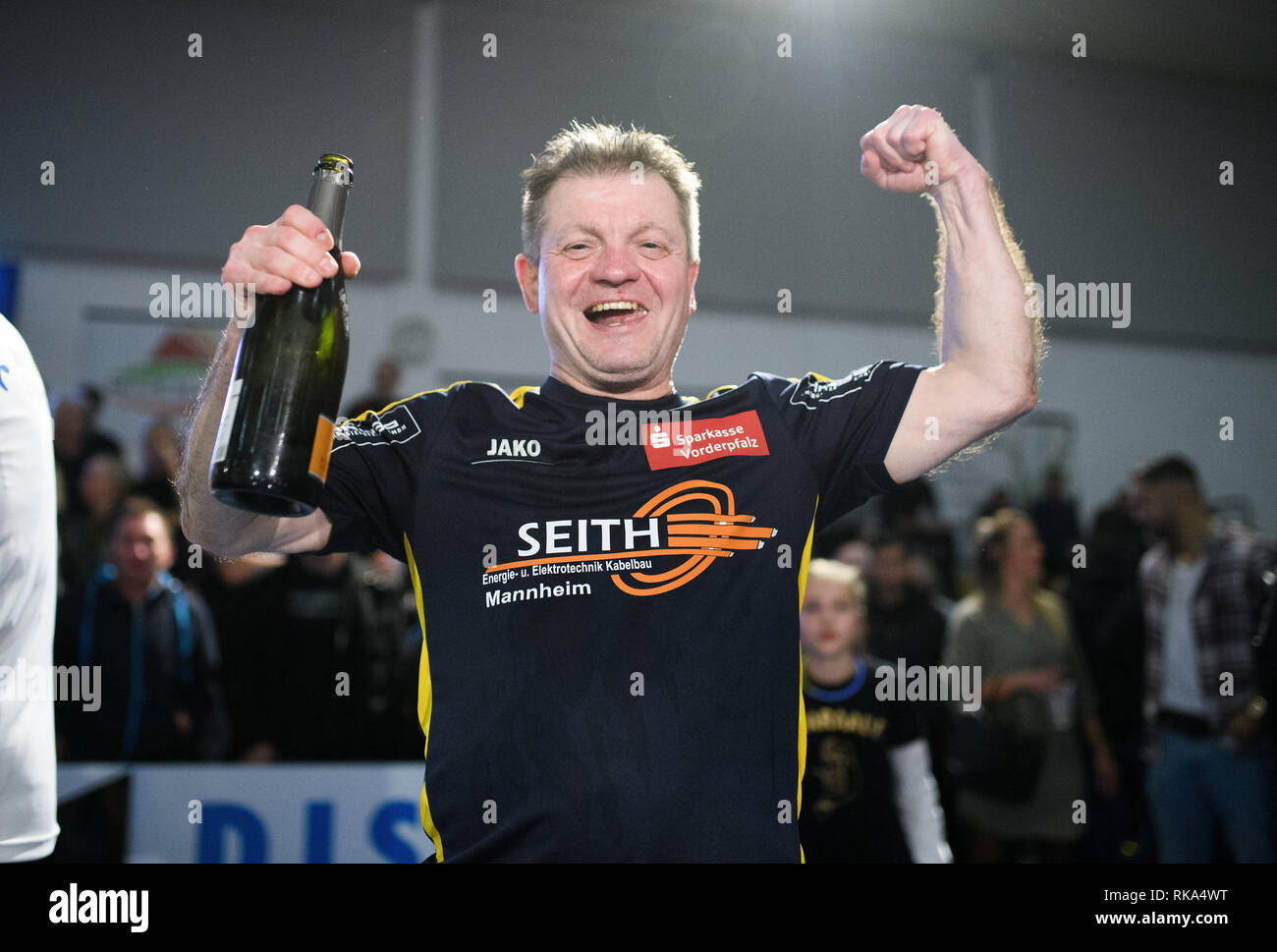 Weinberg, Deutschland. 09 Feb, 2019. Jubel Deutscher Meister: Trainer Markus Scherer (schifferstadt). GES/Wrestling/deutschen Ringerliga endgültige Rückkampf: Germania Weingarten - VfK Schifferstadt, 09.02.2019 Sport: German Wrestling League Finale: Germania Weingarten - VfK Schifferstadt, Weingarten, 9. Februar 2019 | Verwendung der weltweiten Kredit: dpa/Alamy leben Nachrichten Stockfoto