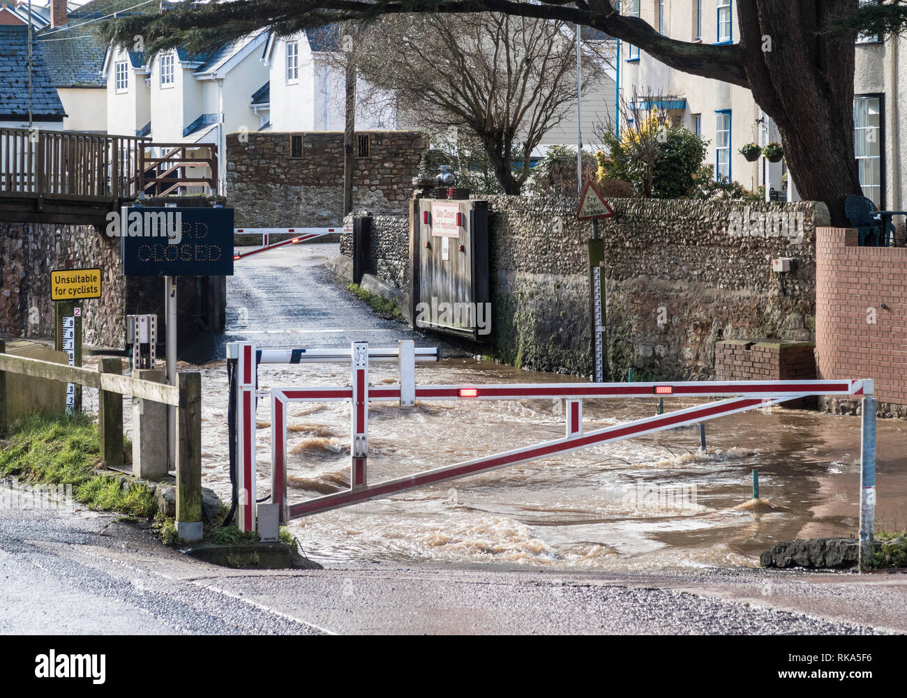 Devon, UK. 10. Feb 2019. 19 schweren nächtlichen Regen zwang die Schließung des Stadtzentrum Fluss Ford in Sidmouth, Verkehr gezwungen, zurück durch die Stadt zu verdoppeln und die Brücke bis Stream. Foto Central/Alamy leben Nachrichten Stockfoto