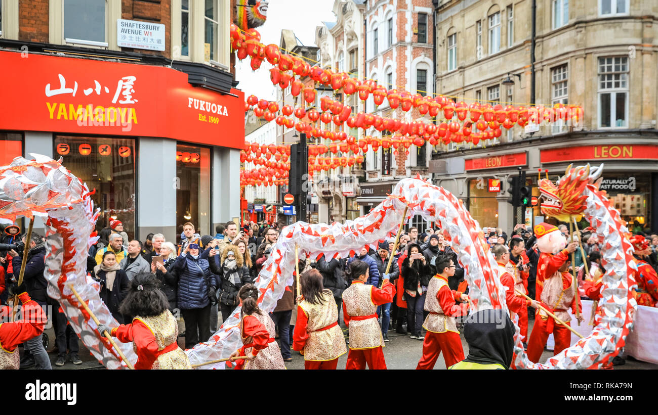 London, Großbritannien, 10. Feb 2019. Die Darsteller machen ihren Weg durch Soho. London's chinesische Neujahrsfest, das größte außerhalb von Asien, mit bunten Paraden, Löwen und Drachen Tänze, einer Prozession durch Soho, kulturelle Darbietungen und zeigt in und um Chinatown, das West End und Trafalgar Square. 2019 begrüsst das Jahr des Schweins. Credit: Imageplotter Nachrichten und Sport/Alamy leben Nachrichten Stockfoto