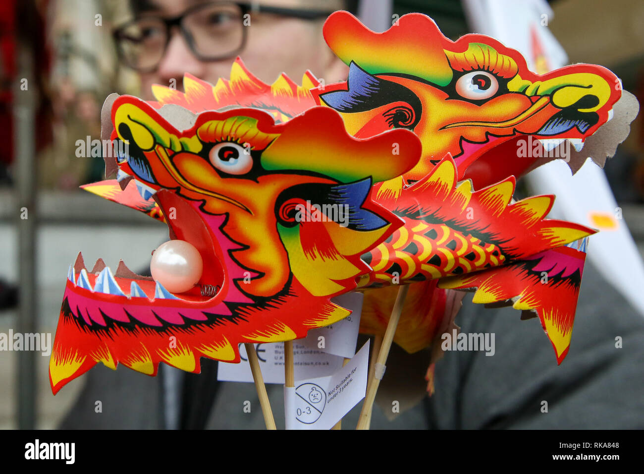 London, Großbritannien, 10. Feb 2019 - Papier chinesische Drachen auf Verkauf während der Chinesischen Neue Jahr Feiern - das Jahr des Schweins auf dem Trafalgar Square. Credit: Dinendra Haria/Alamy leben Nachrichten Stockfoto