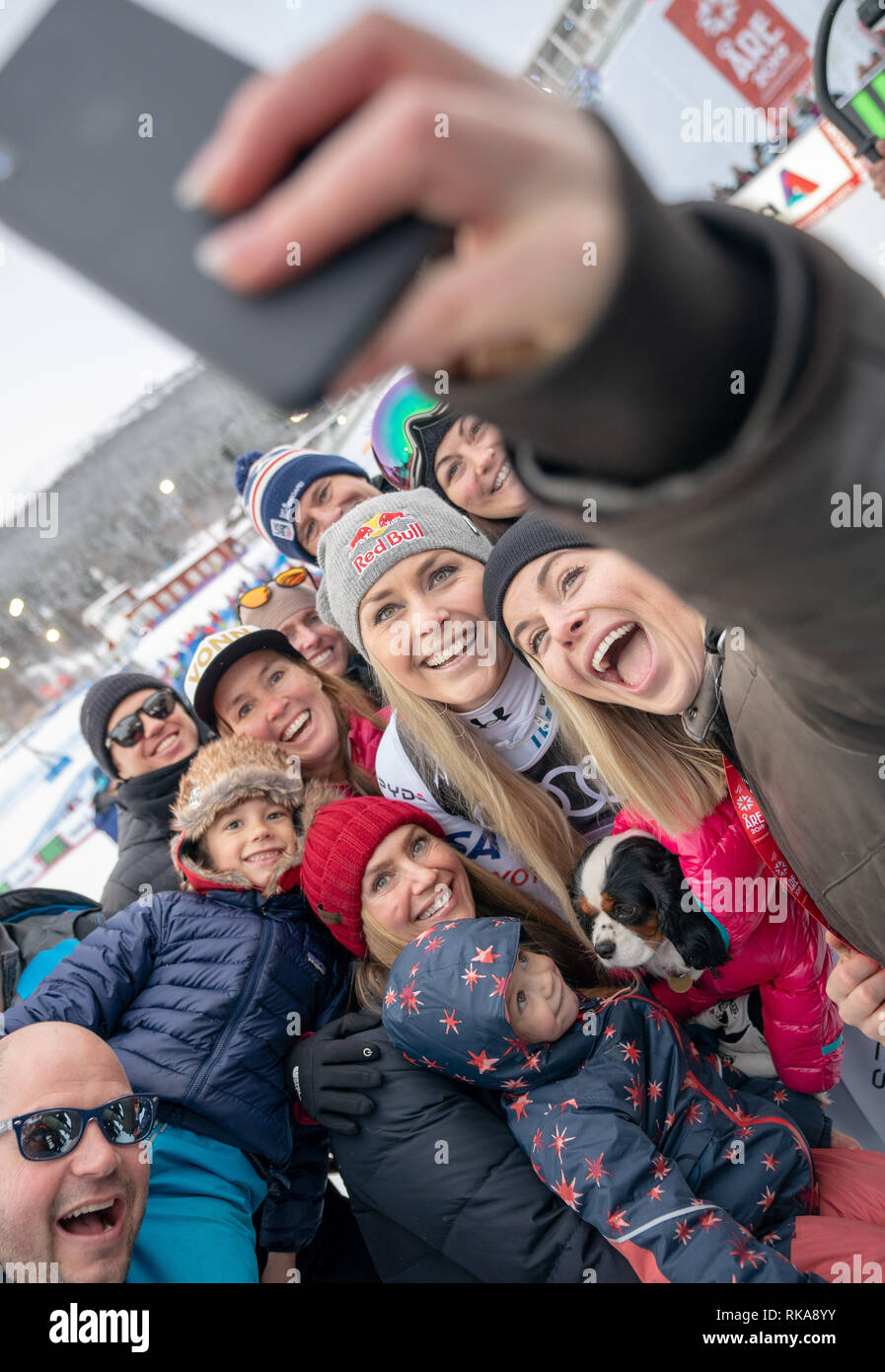 Sind, Schweden. 10 Feb, 2019. Ski Alpin, Weltmeisterschaft, Downhill, Damen: Lindsey Vonn aus den USA stellt nach dem Rennen mit ihrer Schwester Karin Kildow (r) für eine selfie. Quelle: Michael Kappeler/dpa/Alamy leben Nachrichten Stockfoto