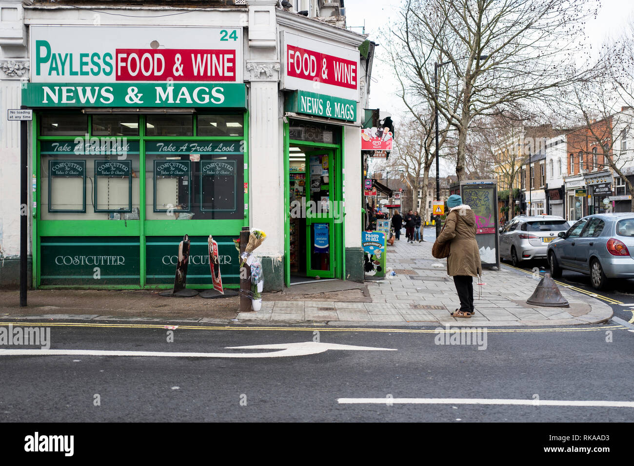 London, Großbritannien. 10. Feb 2019. Blumen und Nachrichten für die Menschen vor Ort mit dem Namen 'DEnnis' kommen am Tatort auf Herrschaft Lane, London, SE22 werden kann. Liest man "Kann nicht glauben, dass dies auf Sie Dennis, RIP." Ein anderer liest "Sie waren die die meisten, sorgend, liebend, echte Menschen, die ich jemals getroffen habe." Polizei und Forensik geschehen ist nun verlassen haben die Szene und Straßensperrungen wurden aufgehoben. ##EastDulwich LordshipLane Credit: Joshua Preston/Alamy Live News Credit: Joshua Preston/Alamy leben Nachrichten Stockfoto