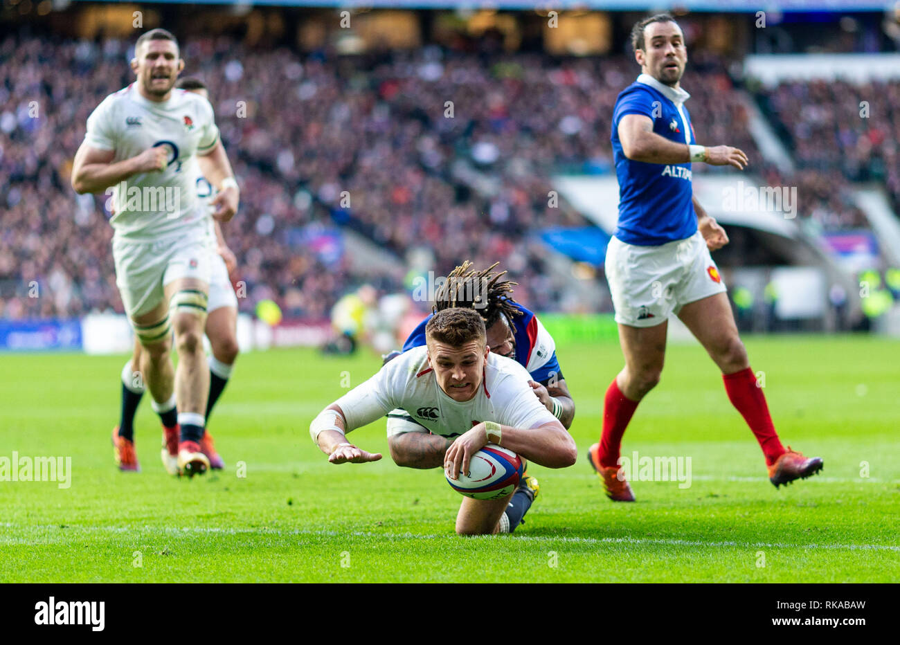 London, Großbritannien. 10. Februar 2019. 10/02/2019 Henry Slade von England scores ihren vierten versuchen Sie, während der Guinness 6 Nationen Übereinstimmung zwischen England und Frankreich bei Twickenham Stadium. Credit: Paul Harding/Alamy leben Nachrichten Stockfoto