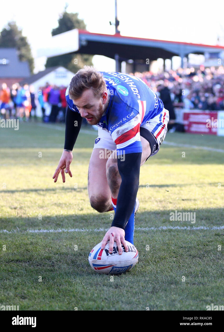 Belle Vue, Wakefield, Großbritannien. 10 Feb, 2019. Betfred Super League Rugby, Wakefield Trinity gegen St Helens; Tom Johnstone von Wakefield Trinity aufsetzt und zählt einen versuchen, es 8-10 Quelle: Aktion plus Sport/Alamy leben Nachrichten Stockfoto