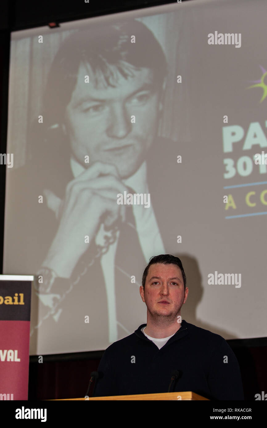 Falls Road, Belfast, Nordirland, Großbritannien. 10. Februar 2019. John Finucane (Sohn des ermordeten Menschenrechtsanwältin Pat Finucan Adressierung) eine große Menge an "eine Gemeinschaft reflektiert' über die Ermordung von Pat Finucane. Die Familie warten immer noch auf eine öffentliche Untersuchung in der Anwälte Mord. Credit: Bonzo/Alamy leben Nachrichten Stockfoto