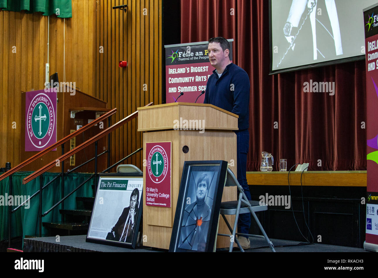 Falls Road, Belfast, Nordirland, Großbritannien. 10. Februar 2019. John Finucane (Sohn des ermordeten Menschenrechtsanwältin Pat Finucan Adressierung) eine große Menge an "eine Gemeinschaft reflektiert' über die Ermordung von Pat Finucane. Die Familie warten immer noch auf eine öffentliche Untersuchung in der Anwälte Mord. Credit: Bonzo/Alamy leben Nachrichten Stockfoto