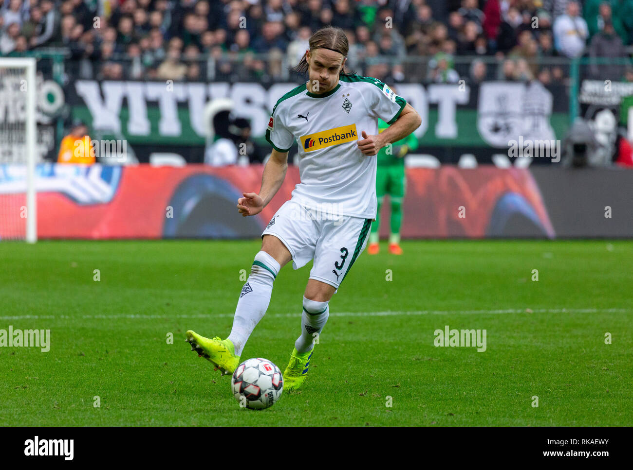 Sport, Fußball, Bundesliga, 2018/2019, Borussia Mönchengladbach vs Hertha BSC Berlin 0-3, Stadion Borussia Park, Szene des Spiels, Michael Lang (MG) in Ballbesitz, DFL VERORDNUNGEN ODER ZU VERBIETEN DIE VERWENDUNG VON Fotografien als BILDSEQUENZEN UND/ODER QUASI-VIDEO Stockfoto