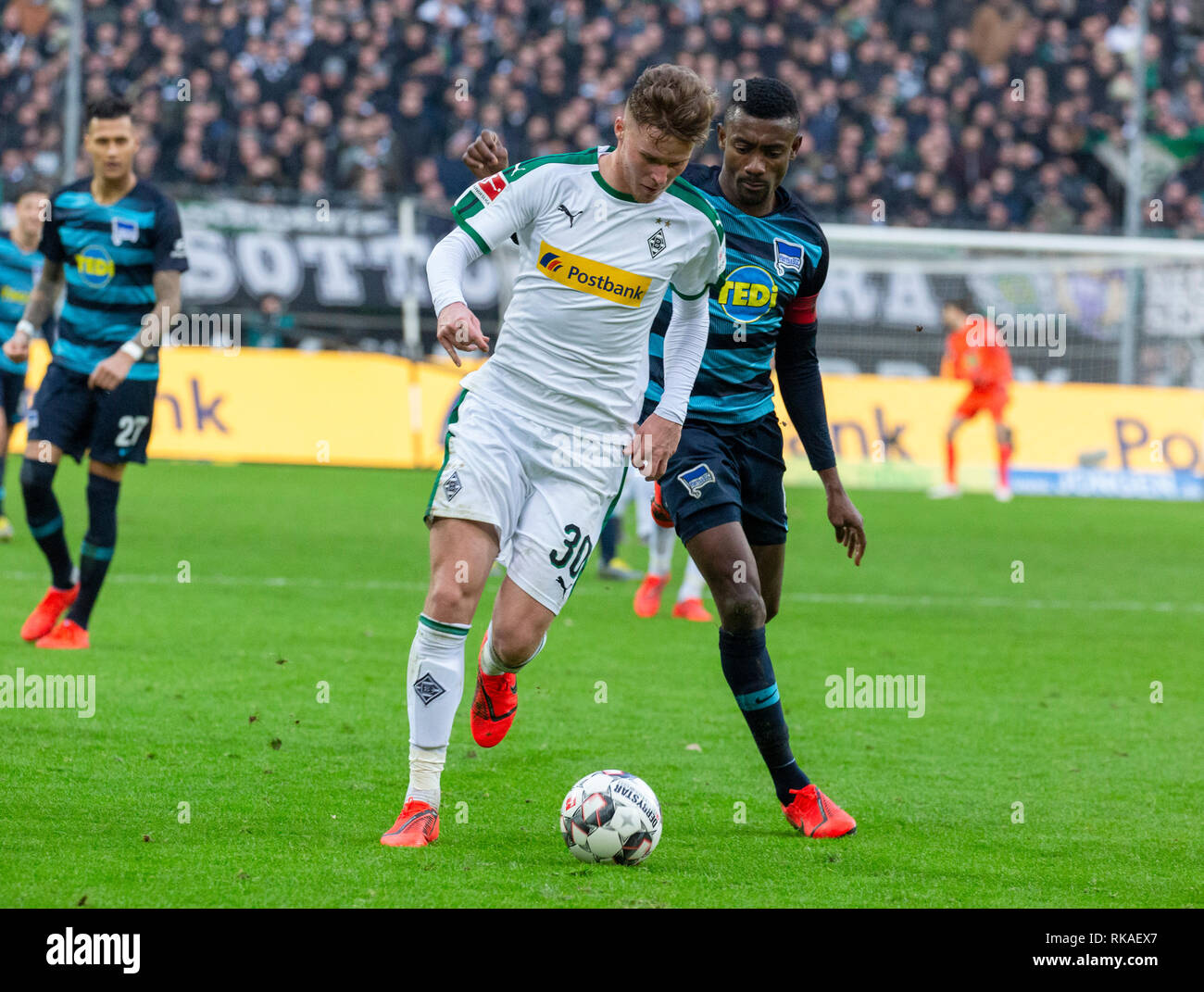 Sport, Fußball, Bundesliga, 2018/2019, Borussia Mönchengladbach vs Hertha BSC Berlin 0-3, Stadion Borussia Park, Szene des Spiels, Nico Elvedi (MG) voraus und Salomon Kalou (Hertha), DFL-Bestimmungen verbieten die Verwendung von Fotografien als BILDSEQUENZEN UND/ODER QUASI-VIDEO Stockfoto