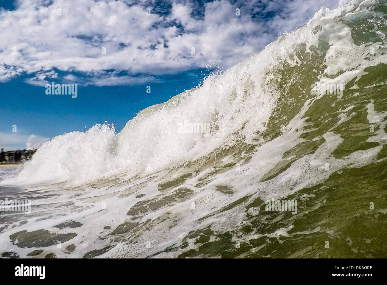 Eine Welle bricht im Meer Stockfoto