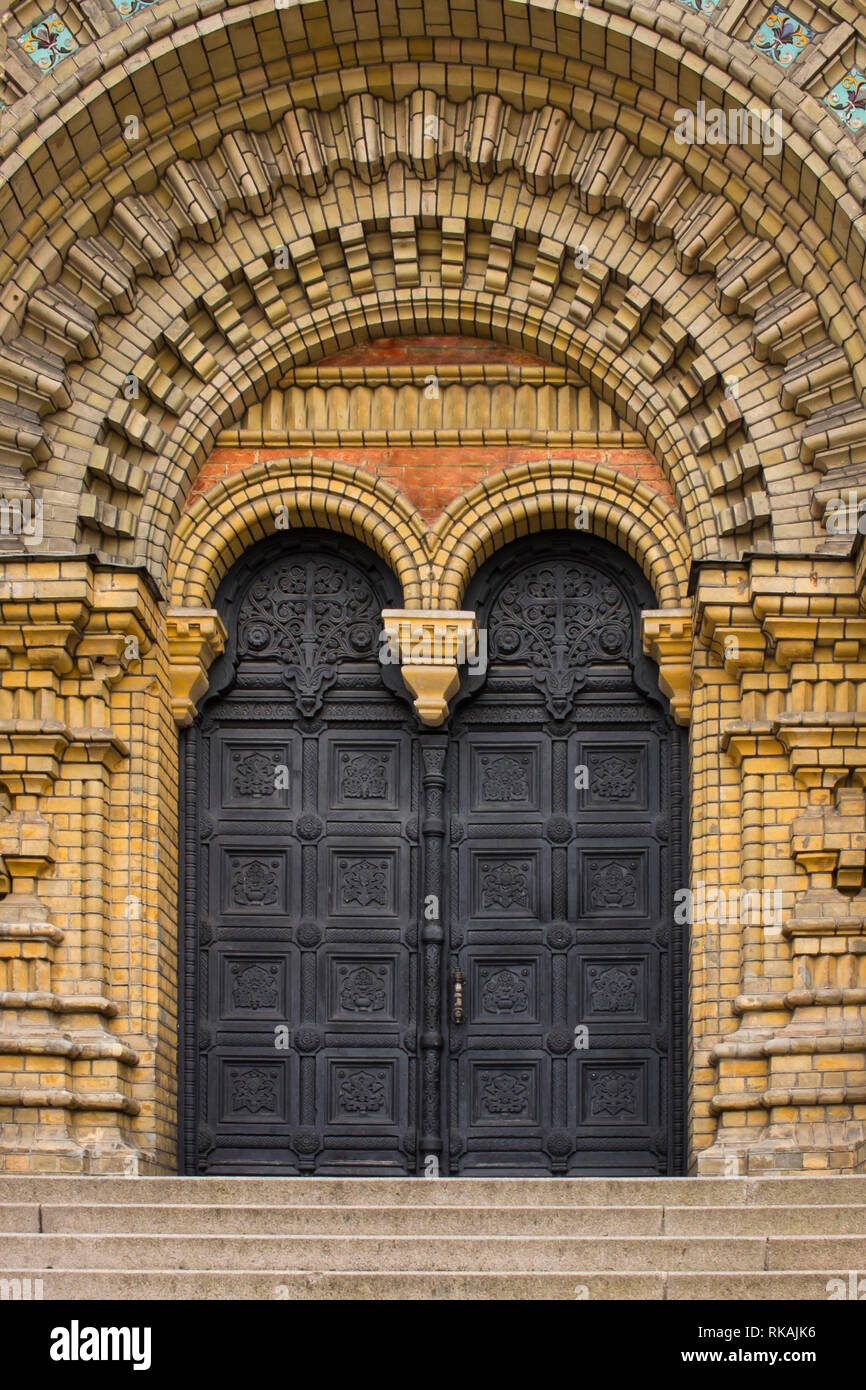 Schritte vor dem Eingang einer schönen Kirche mit Türen an der Treppe. Stockfoto