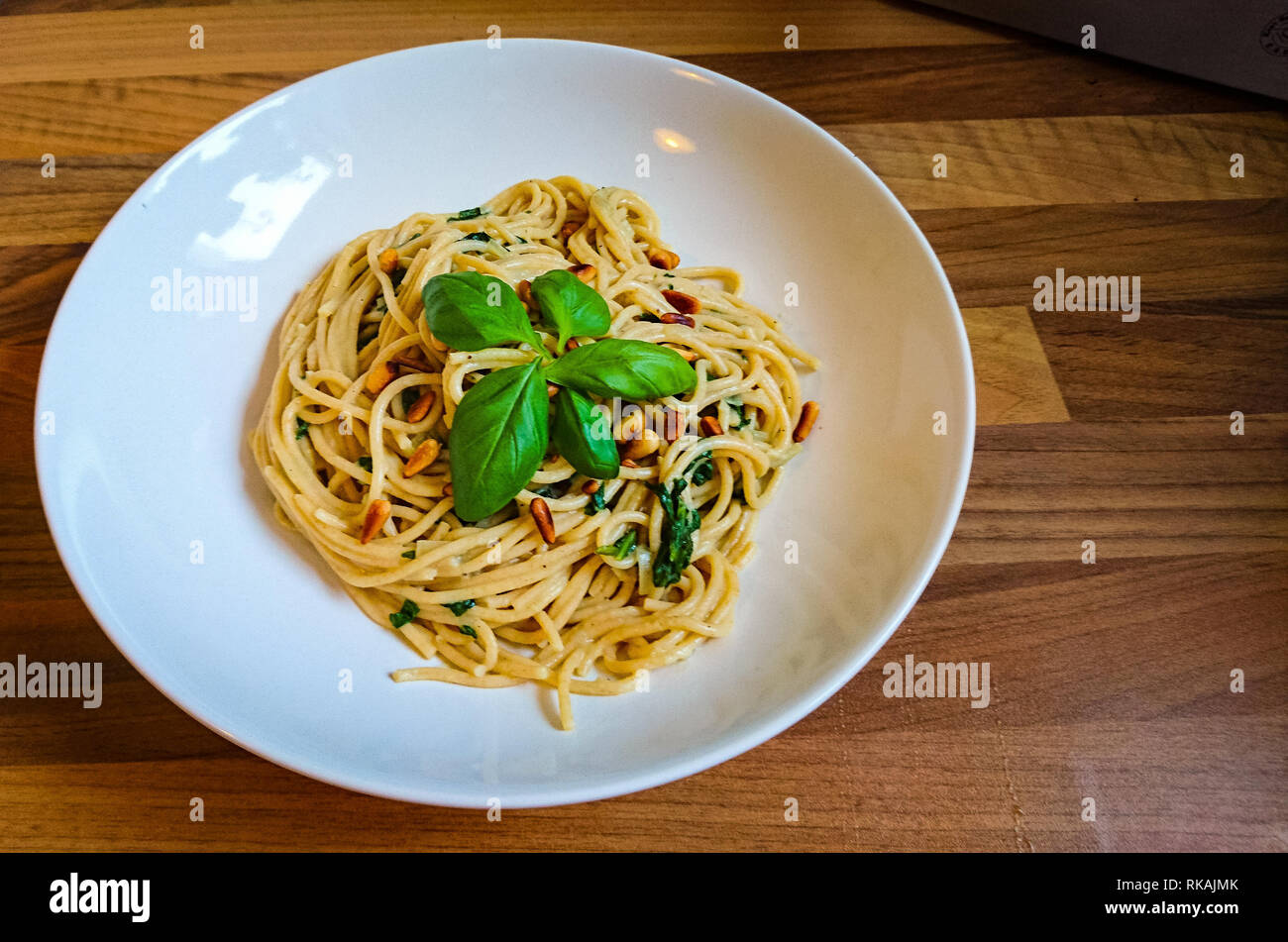 Nahaufnahme der selbst gemachte vegane Spaghetti mit Muttern, Spinat Stockfoto