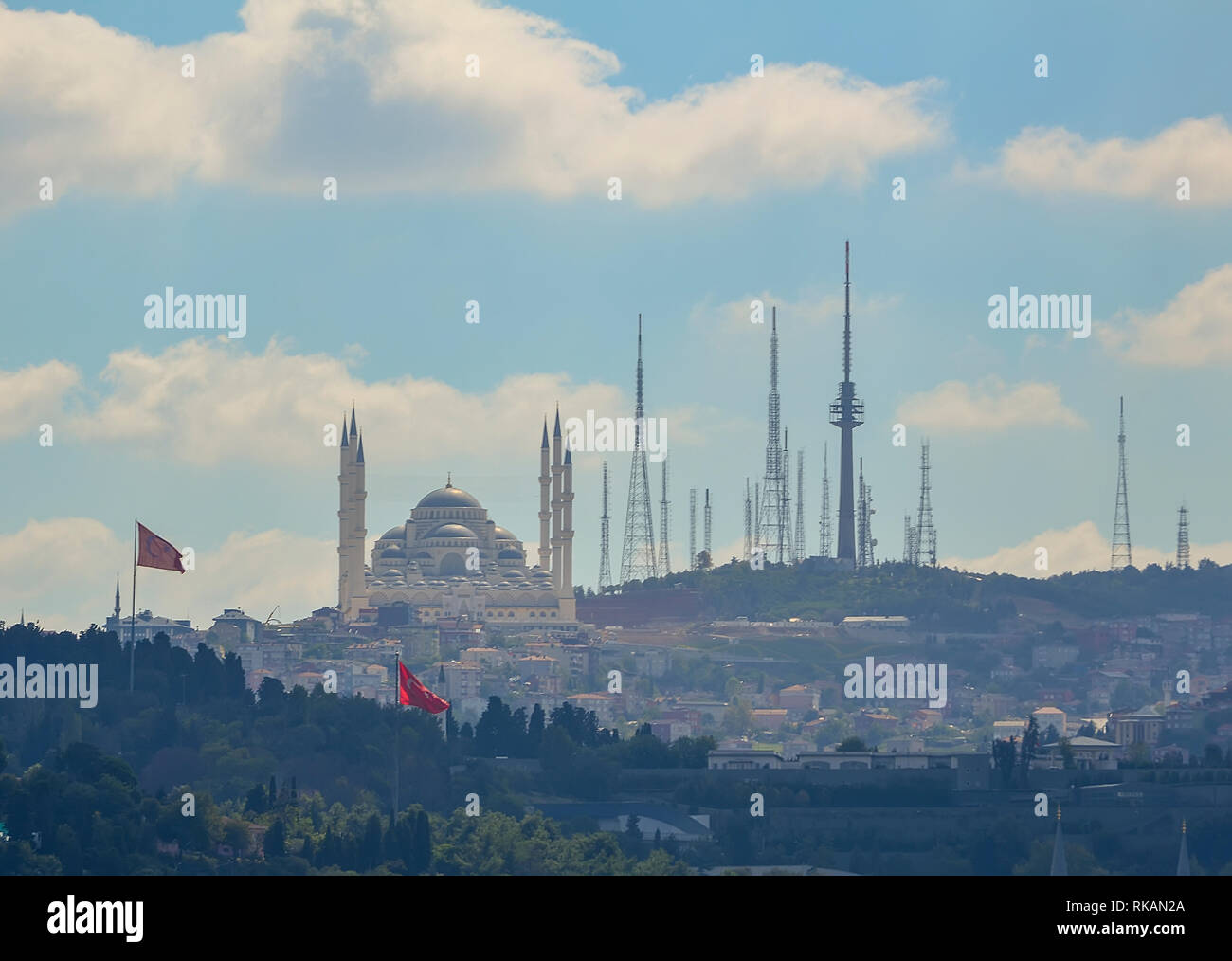 Blick auf die Sultanahmet-moschee und Kommunikation Türme an der Küste von Istanbul auf dem Hintergrund des blauen Himmels. Stockfoto