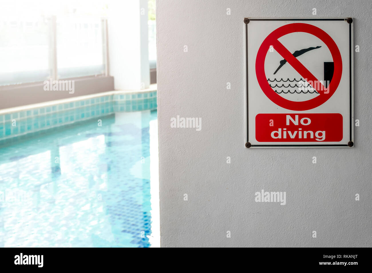 Keine Diving an der Poolbar Warnung auf unscharfen Schwimmbad Stockfoto