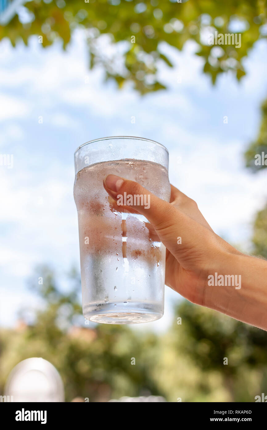 Frauen Hand Glas kaltes Wasser Stockfoto