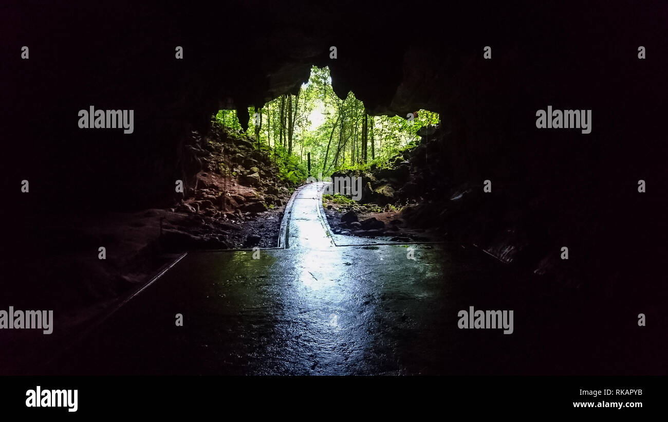 Der Eingang der Höhle von Innen Stockfoto