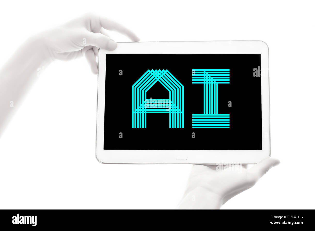 Die bionischen Hände halten elektronischen Gerät auf weißem Hintergrund. Künstliche Intelligenz futuristisches Konzept Stockfoto