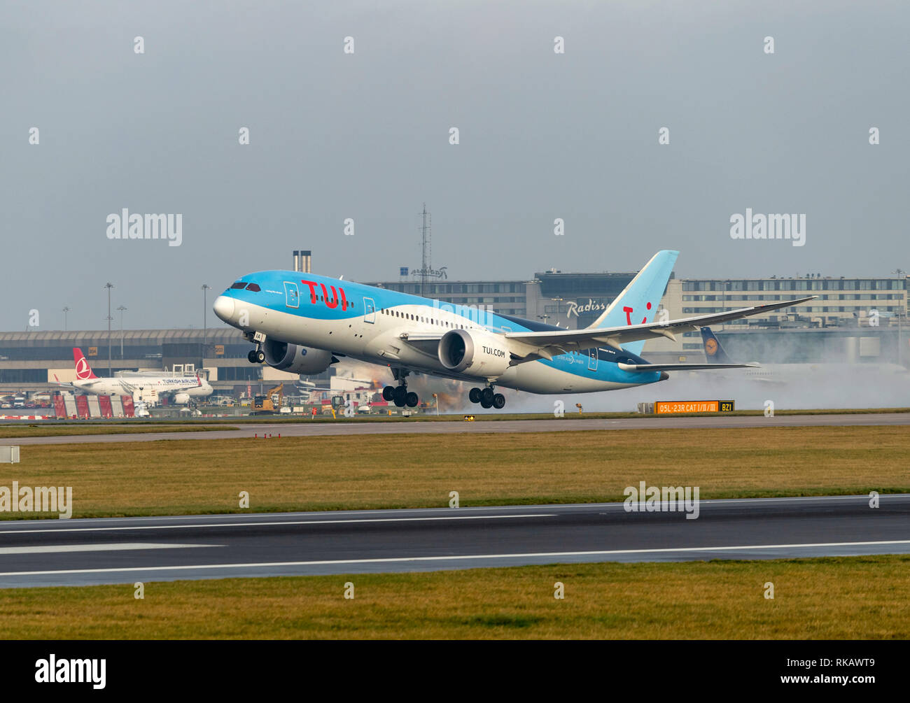 TUI Airways, Boeing 787-8 Dreamliner, G-TUIA, Rollen für Nehmen Sie am Flughafen Manchester Stockfoto