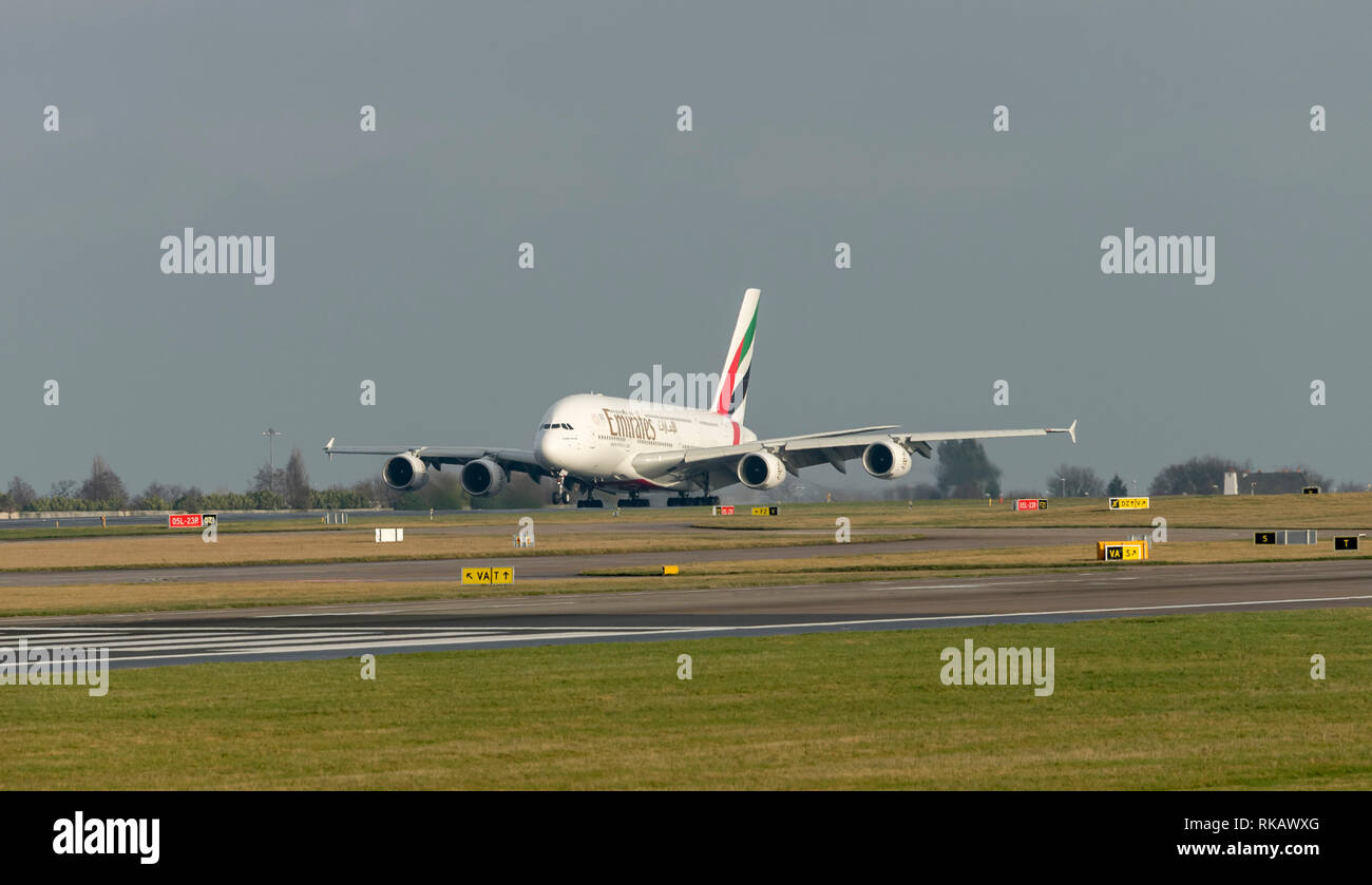 Emirates A380 A6-EDF landet auf der Start- und Landebahn am Flughafen Manchester Stockfoto