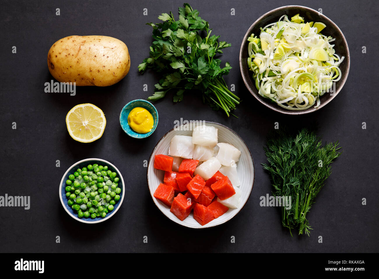 Fisch pie Zutaten auf schwarzem Hintergrund Stockfoto