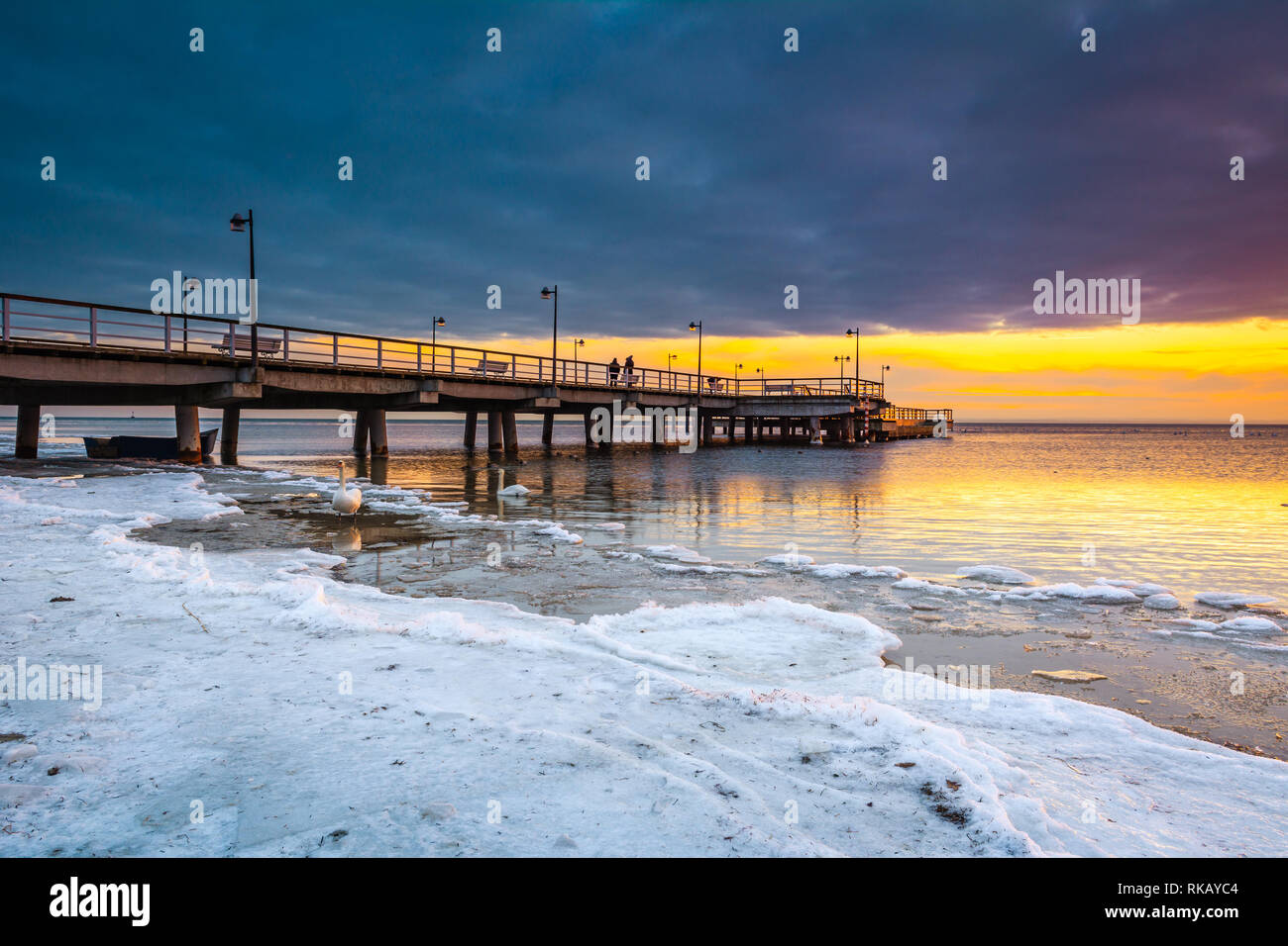Eingefroren Und Verschneite Strand In Jastarnia Auf Der Halbinsel Hel Polen Stockfotografie Alamy