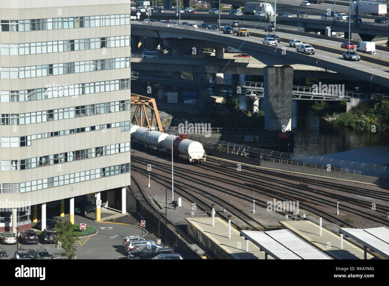 Amtrak und MBTA Züge an den Klemmen des Bostons North Station von oben, Boston, Massachusetts, USA Stockfoto