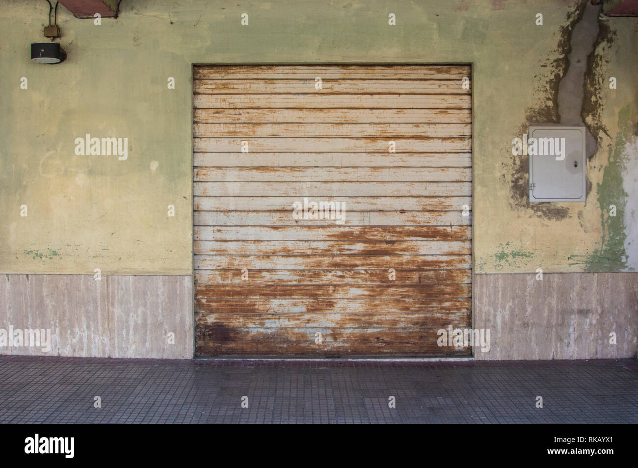 Closed Shop, ausgefallene Arbeit, Rusty Shutter Stockfoto