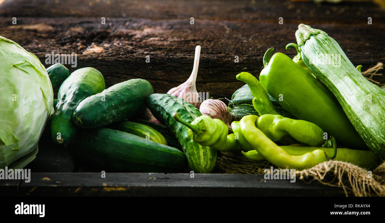 Frisches Gemüse auf Holz.. Essen Layout. Gemüse Vielfalt Stockfoto
