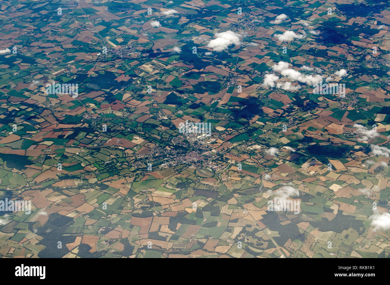 Luftaufnahme von Châtillon-sur-Chalaronne im Departement Ain in Frankreich. An einem sonnigen Nachmittag gesehen. Die Stadt hat einen berühmten hstoric Pferd rac Stockfoto