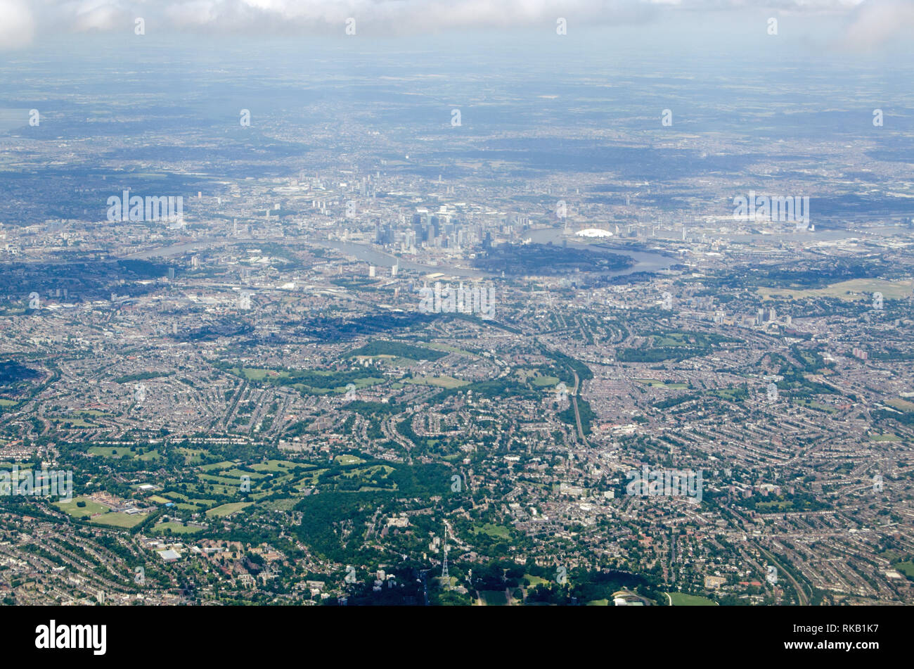 Luftaufnahme über South East London mit Crystal Palace an der Unterkante des Bildes, Dulwich College auf der unteren linken und den Wolkenkratzern der Kanarischen Stockfoto