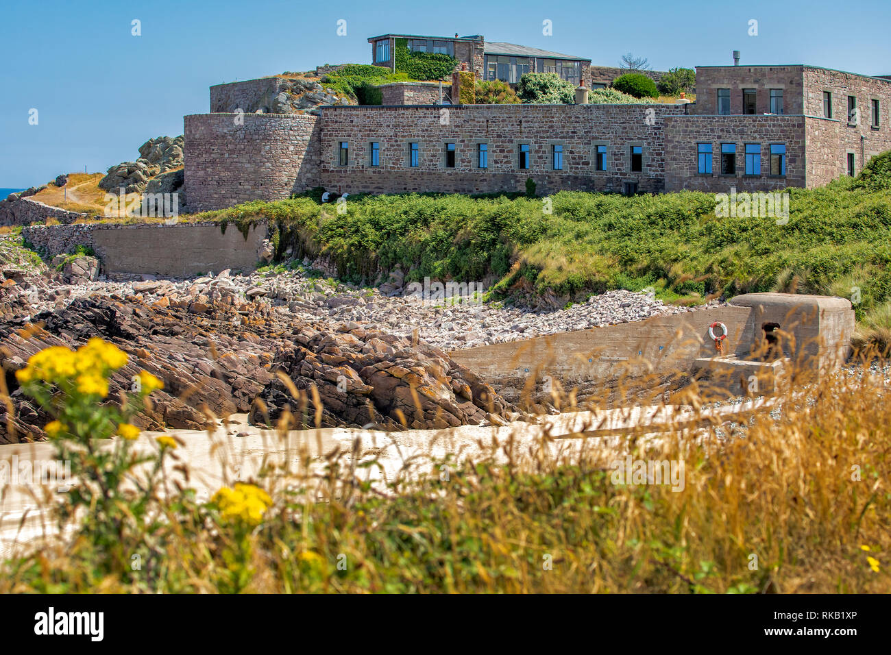 Fort Corblets und in der Nähe von Strand und deutschen Bunker auf Alderney Stockfoto