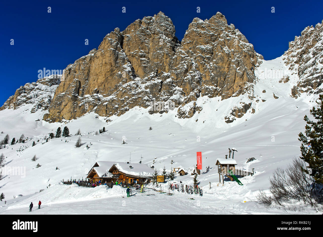 In Jimmy's Hütte am Fuße der Cirspitzen Gipfel im Winter, Colfosco, Corvara, Sellaronda, Skigebiet Alta Badia, Südtirol, Italien Stockfoto