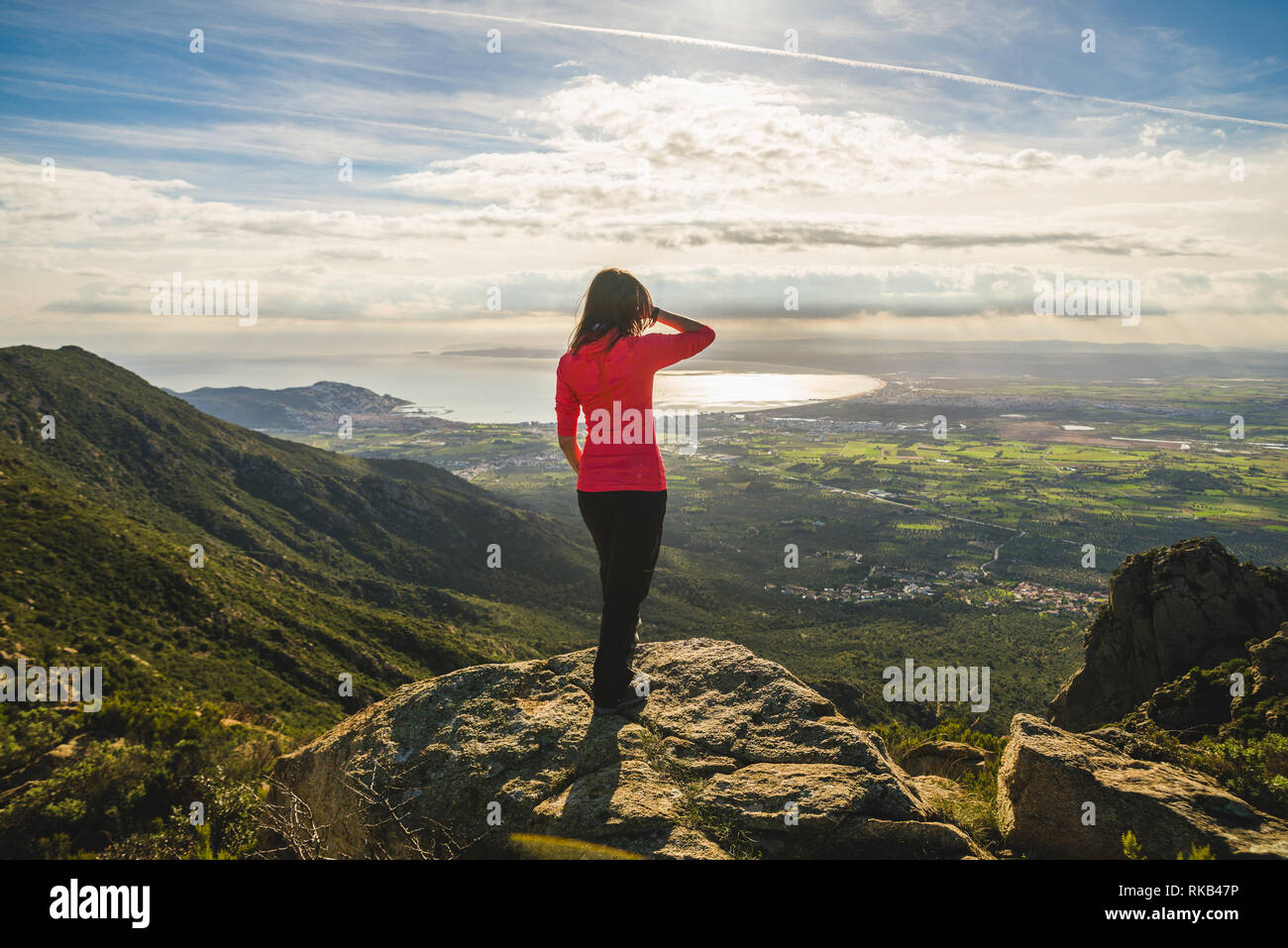 Mädchen auf einer Klippe bewundern die schöne Landschaft, mitten in der Natur, in Katalonien, Spanien Stockfoto