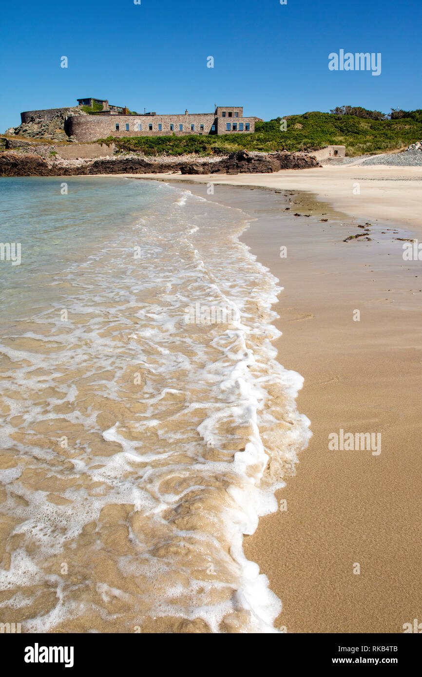 Corbelts Bay auf Alderney ist sehr beliebt zum Paddeln und Schwimmen und hat eine warme flache Meer und weichen, weißen Sand. Stockfoto