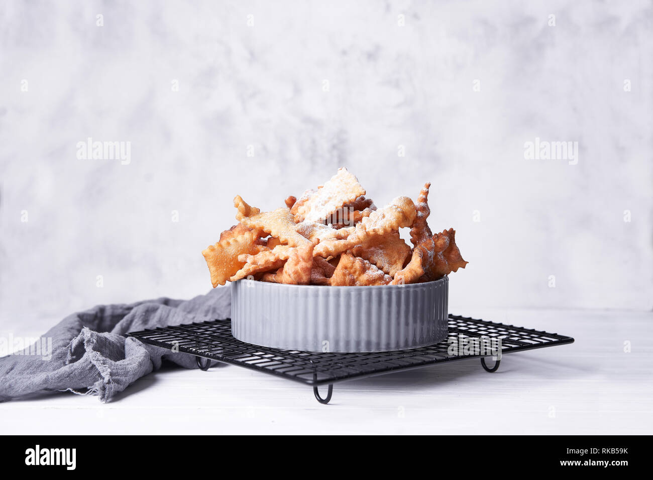 Reisig - russische traditionelle Plätzchen mit Puderzucker. Essen consept. Mit hvorost auf weißem Hintergrund Platte, Copyspace für Text und Desig Stockfoto