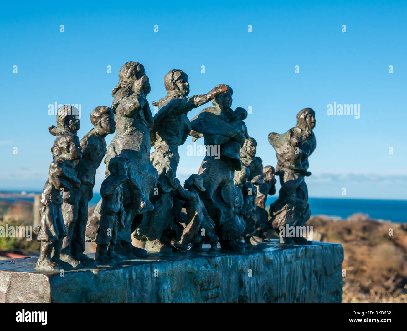 Cove Fishing Desaster 1881 Denkmal der trauernden Frauen und Kinder von Jill Watson; 189 Fischer starben, Berwickshire, Scottish Borders, Schottland, Großbritannien Stockfoto