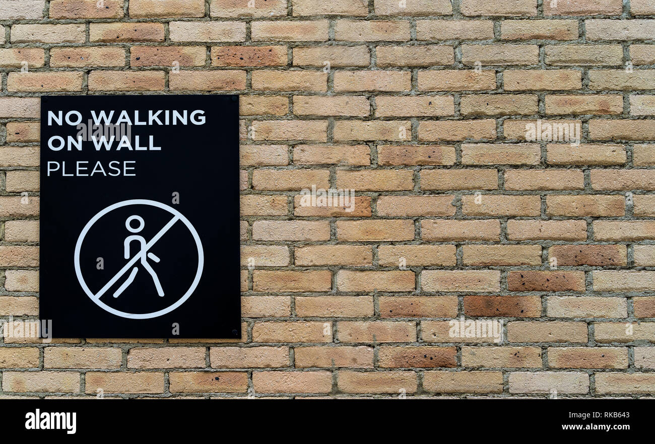 Keine Wandern an der Wall Bitte melden Sie sich auf rustikalen brick wall - hochwertige Textur/Hintergrund und Zeichen Stockfoto