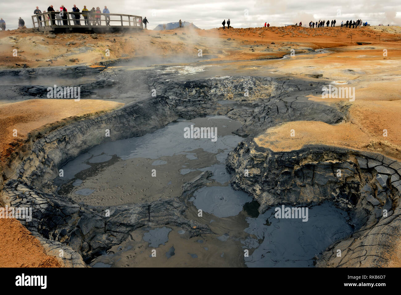 Kochende schlammtöpfe am Namafjall, ein beliebtes Touristenziel in Island. Stockfoto