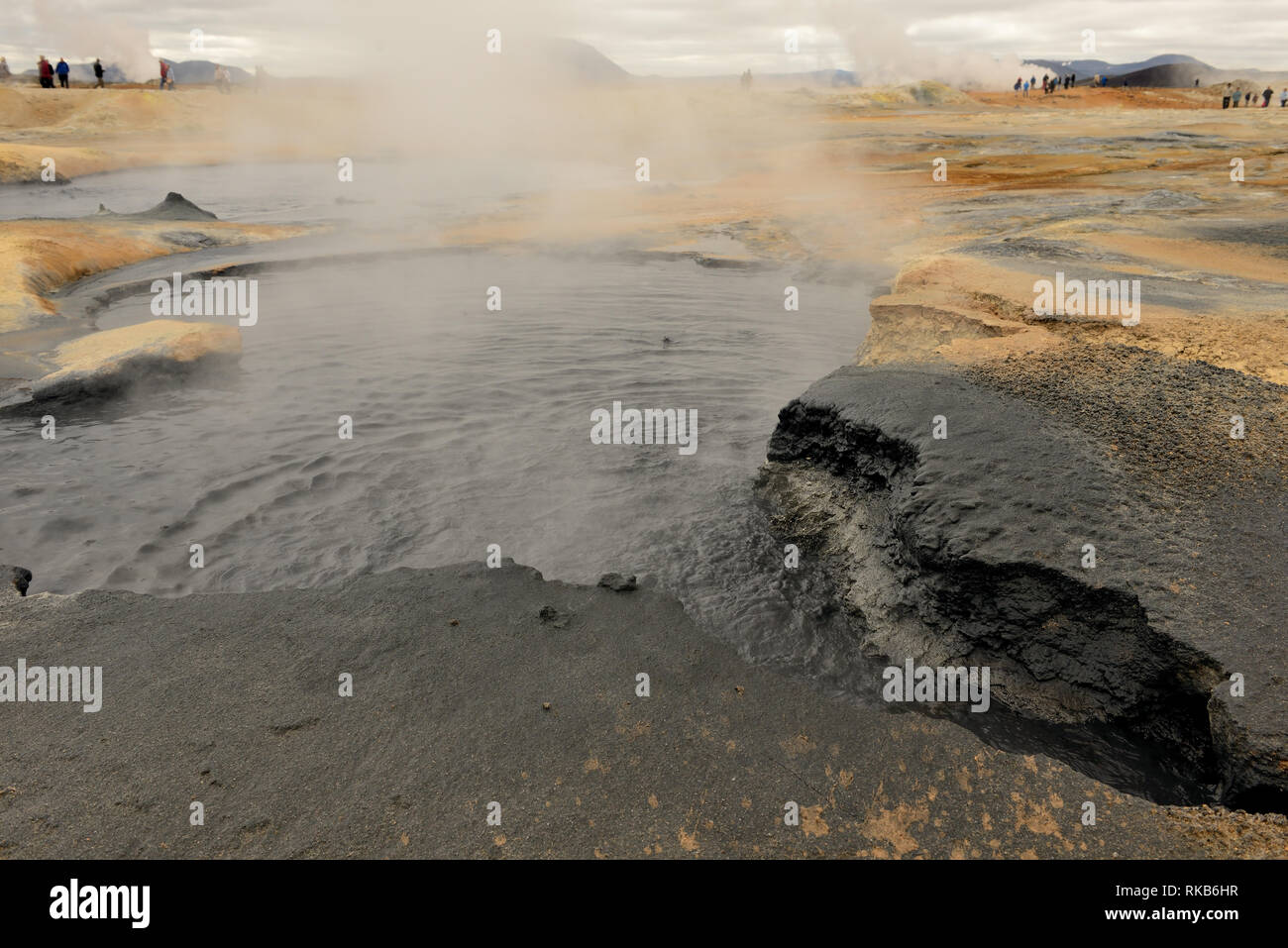 Kochende schlammtöpfe am Namafjall, ein beliebtes Touristenziel in Island. Stockfoto