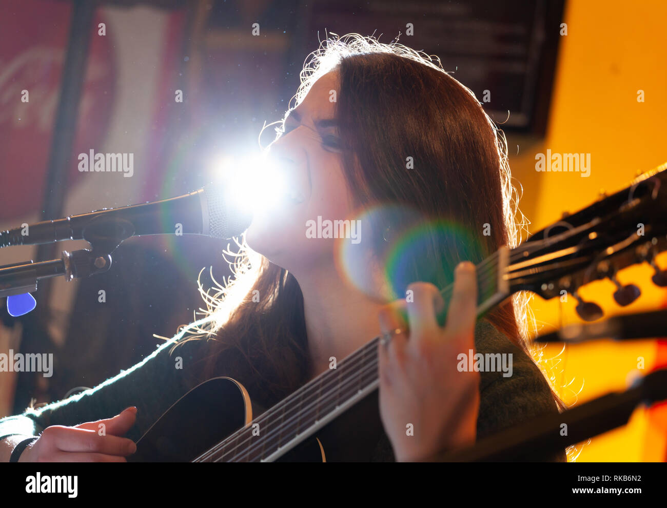 Porträt eines jungen Gitarristen während einer musikalischen Leistung. Stockfoto