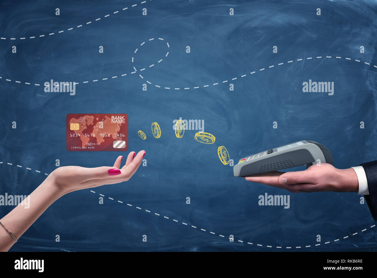 Weibliche Hand, die eine Plastikkarte und männliche Hand mit PIN-Pad auf blauem Hintergrund. Stockfoto